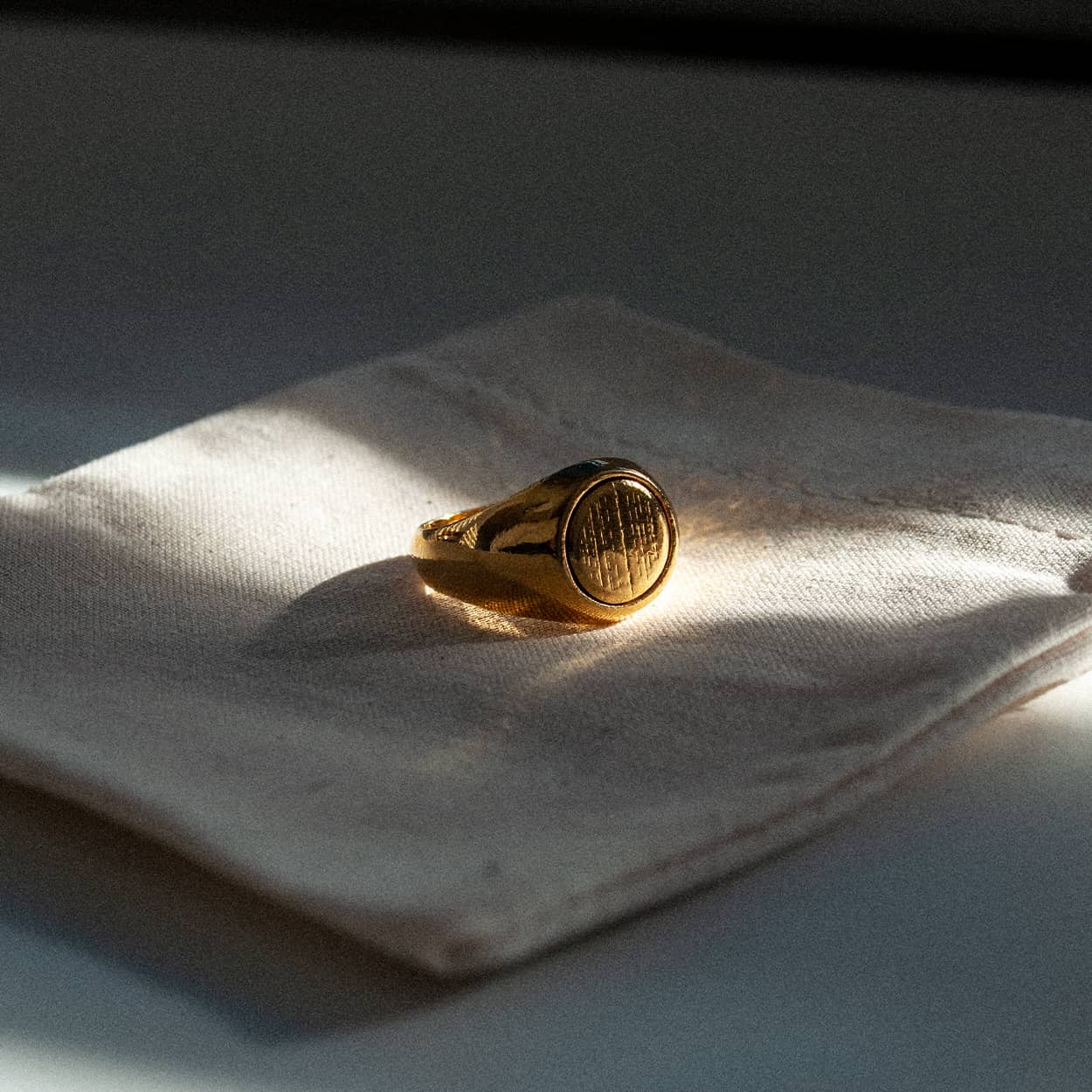 Atelier Domingo's Original gold ring is made in Spain. This unisex ring is for both men and women. This jewelry is made of a high-quality 24 karat gold plating. A timeless ring for both men and women.