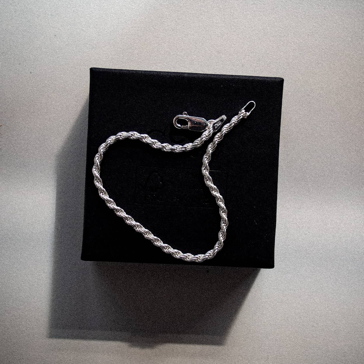 The Rope bracelet is an elegant and unisex piece of jewelry, crafted in Italy and made of 925 Sterling Silver. Every jewelry is designed by Atelier Domingo's in France and is made to be worn by both men and women.