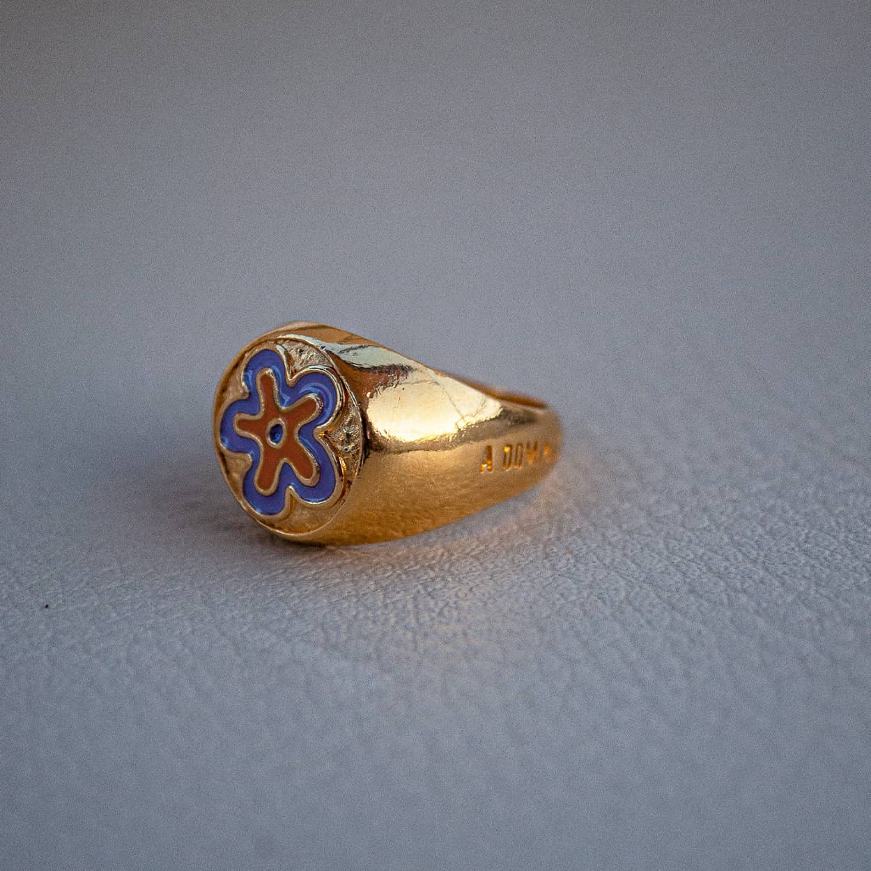 Atelier Domingo's Soul ring is our tribute to the hip-hop group De La Soul. This  ring has been designed in France and is made for both men and women. This jewelry is made of a high-quality 24 karat gold plating.