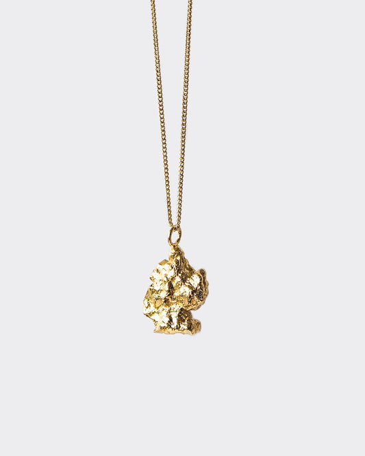 Atelier Domingo's Brooklyn necklace recalls a gold nugget. The pendant is made of a high-quality 24 karat gold plating. The cuban chain is made of 925 sterling silver with a high quality 18 karat gold plating. This necklace is unisex, made in Spain for both men and women.