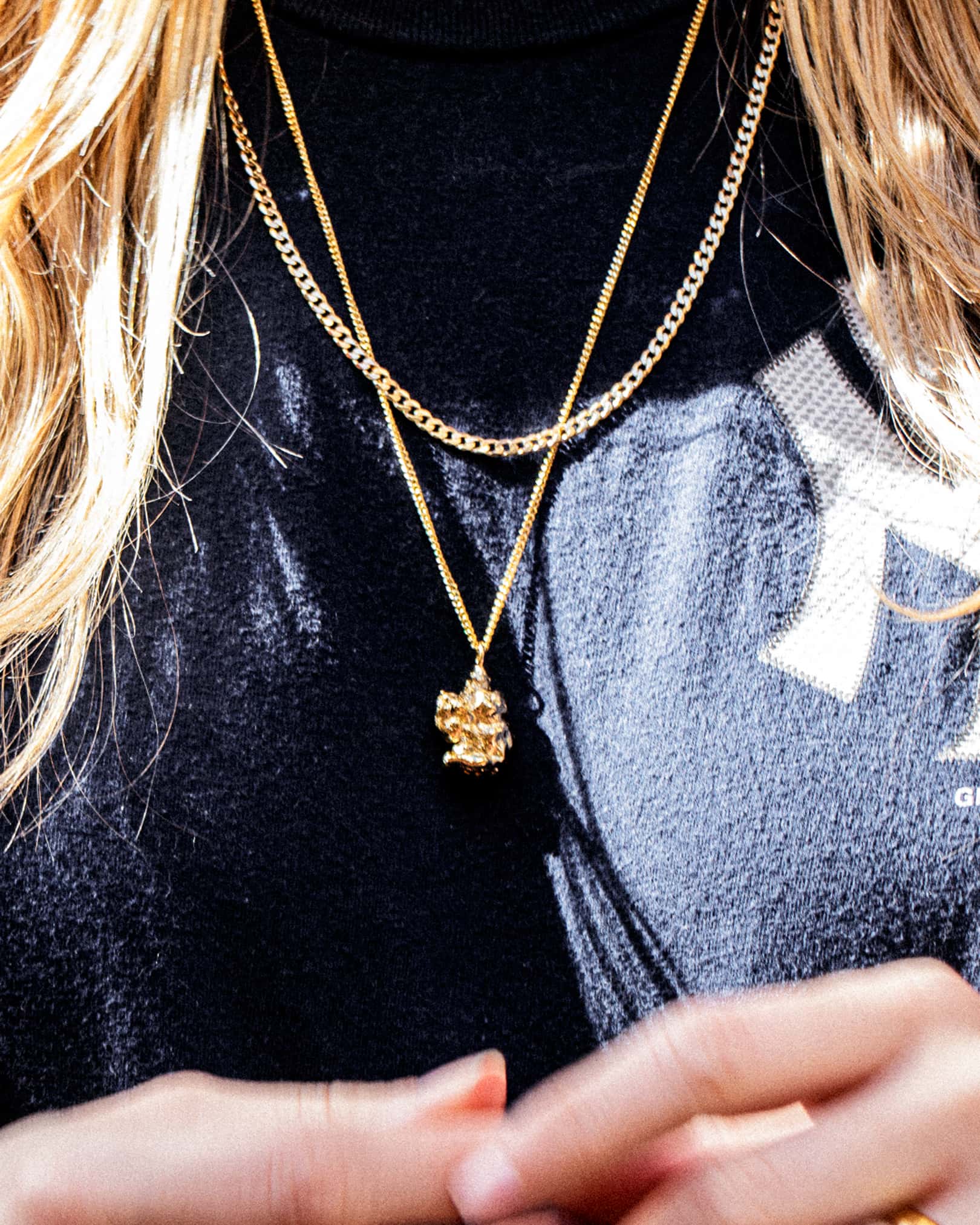 Atelier Domingo's Brooklyn necklace recalls a gold nugget. The pendant is made of a high-quality 24 karat gold plating. The cuban chain is made of 925 sterling silver with a high quality 18 karat gold plating. This necklace is unisex, made in Spain for both men and women.