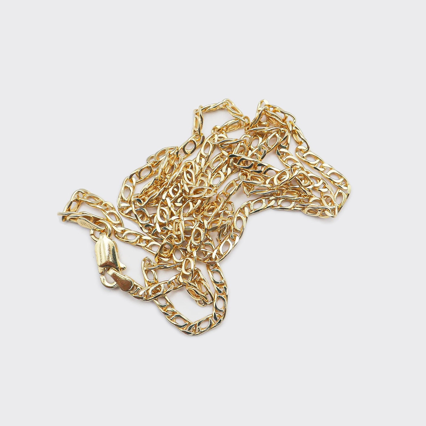 The Cartridge Chain is an elegant and unisex piece of jewelry, crafted in Italy and made of 925 Sterling Silver with a high-quality 18 karat gold plating. Every jewelry is designed by Atelier Domingo's in France and is made to be worn by both men and women.