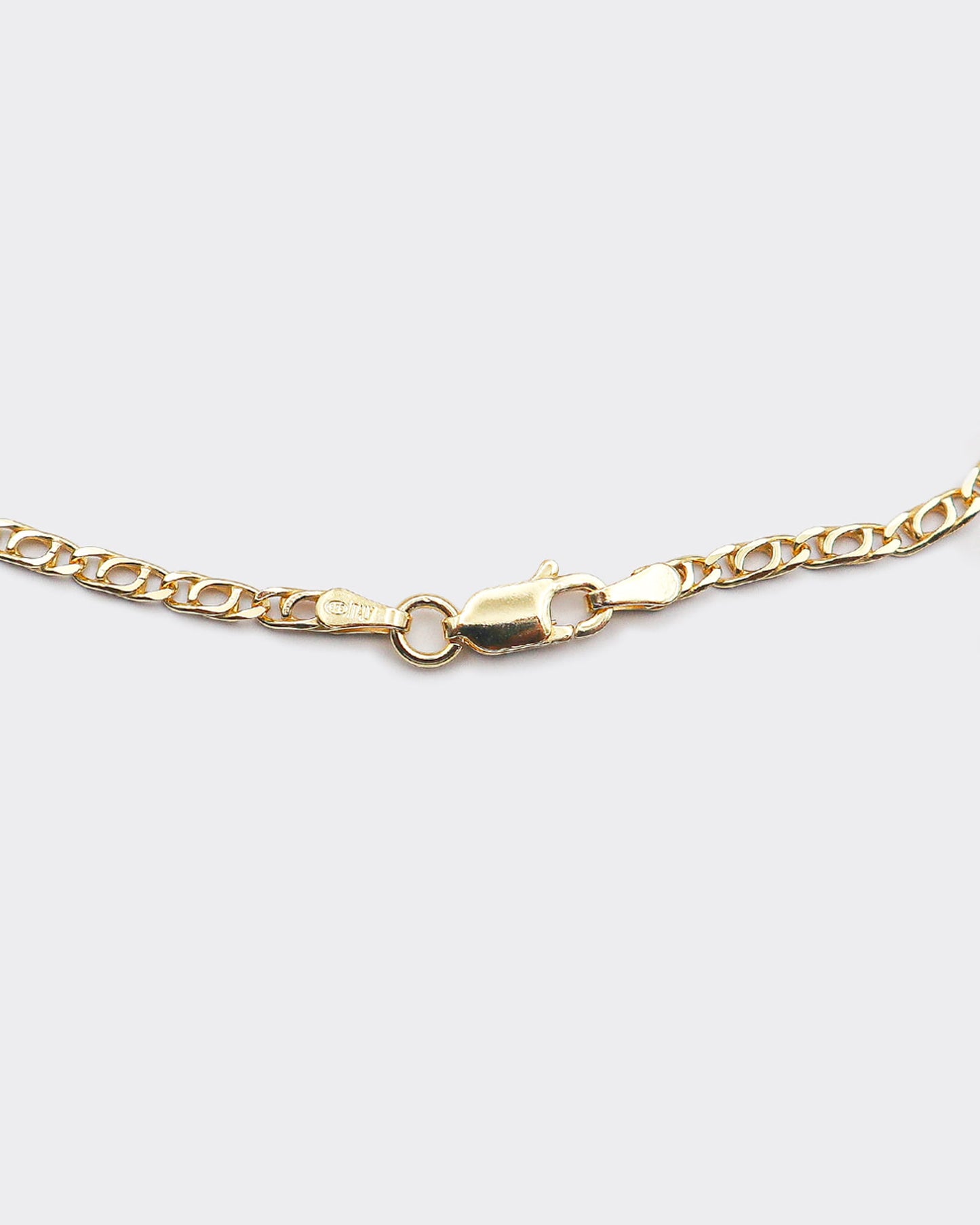 The Cartridge Chain is an elegant and unisex piece of jewelry, crafted in Italy and made of 925 Sterling Silver with a high-quality 18 karat gold plating. Every jewelry is designed by Atelier Domingo's in France and is made to be worn by both men and women.