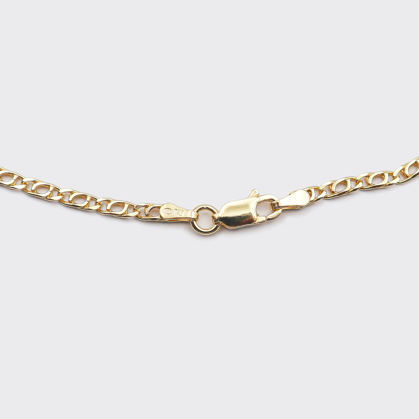 The Cartridge Chain is an elegant and unisex piece of jewelry, crafted in Italy and made of 925 Sterling Silver with a high-quality 18 karat gold plating. Every jewelry is designed by Atelier Domingo's in France and is made to be worn by both men and women.