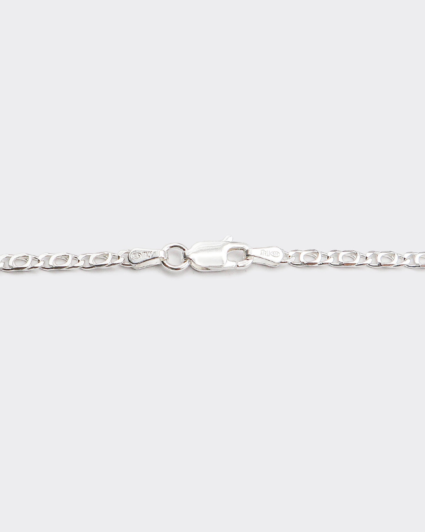 The Cartridge chain is an elegant and unisex piece of jewelry, crafted in Italy and made of 925 Sterling Silver. Every jewelry is designed by Atelier Domingo's in France and is made to be worn by both men and women.