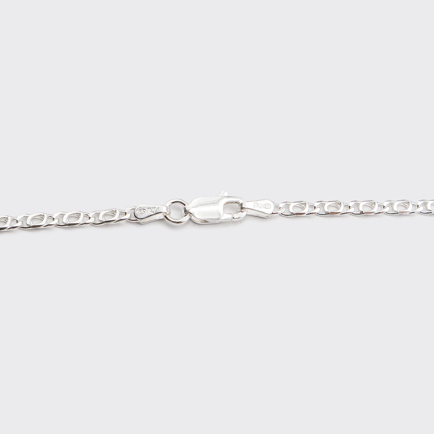 The Cartridge chain is an elegant and unisex piece of jewelry, crafted in Italy and made of 925 Sterling Silver. Every jewelry is designed by Atelier Domingo's in France and is made to be worn by both men and women.