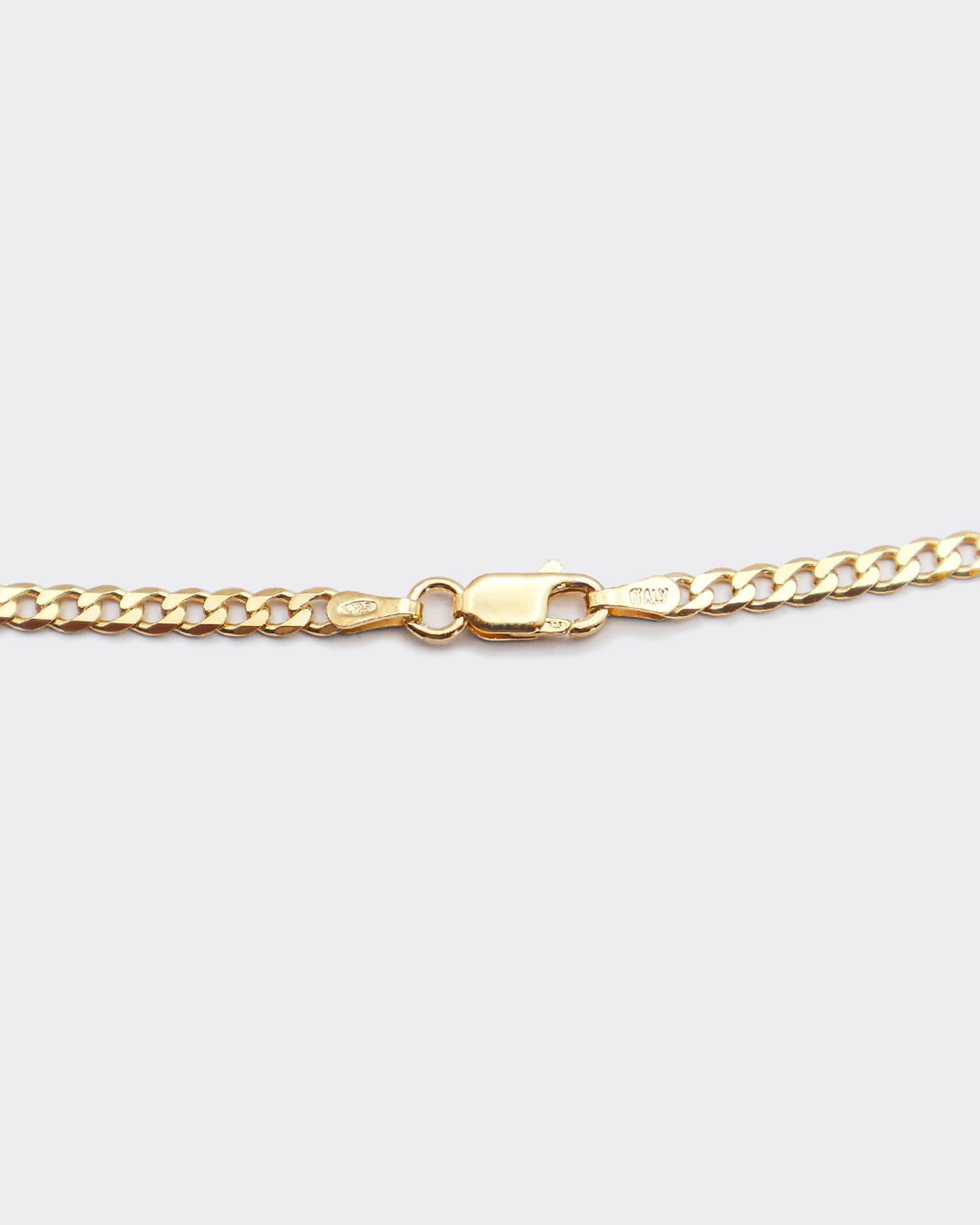 The Cuban Chain is an elegant and unisex piece of jewelry, crafted in Italy and made of 925 Sterling Silver with a high-quality 18 karat gold plating. Every jewelry is designed by Atelier Domingo's in France and is made to be worn by both men and women.