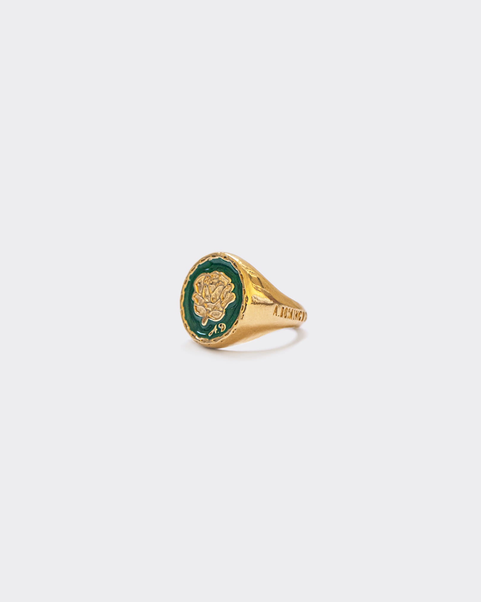 Atelier Domingo's Do's ring is our tribute to the family signet ring. This ring has been designed in France and is made for both men and women. This jewelry is made of a high-quality 24 karat gold plating.