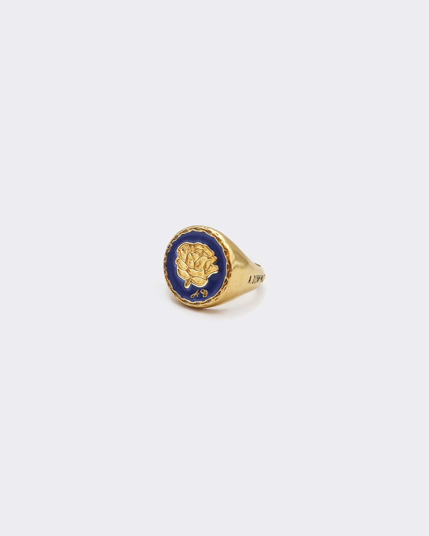 Atelier Domingo's Do's ring is our tribute to the family signet ring. This ring has been designed in France and is made for both men and women. This jewelry is made of a high-quality 24 karat gold plating.