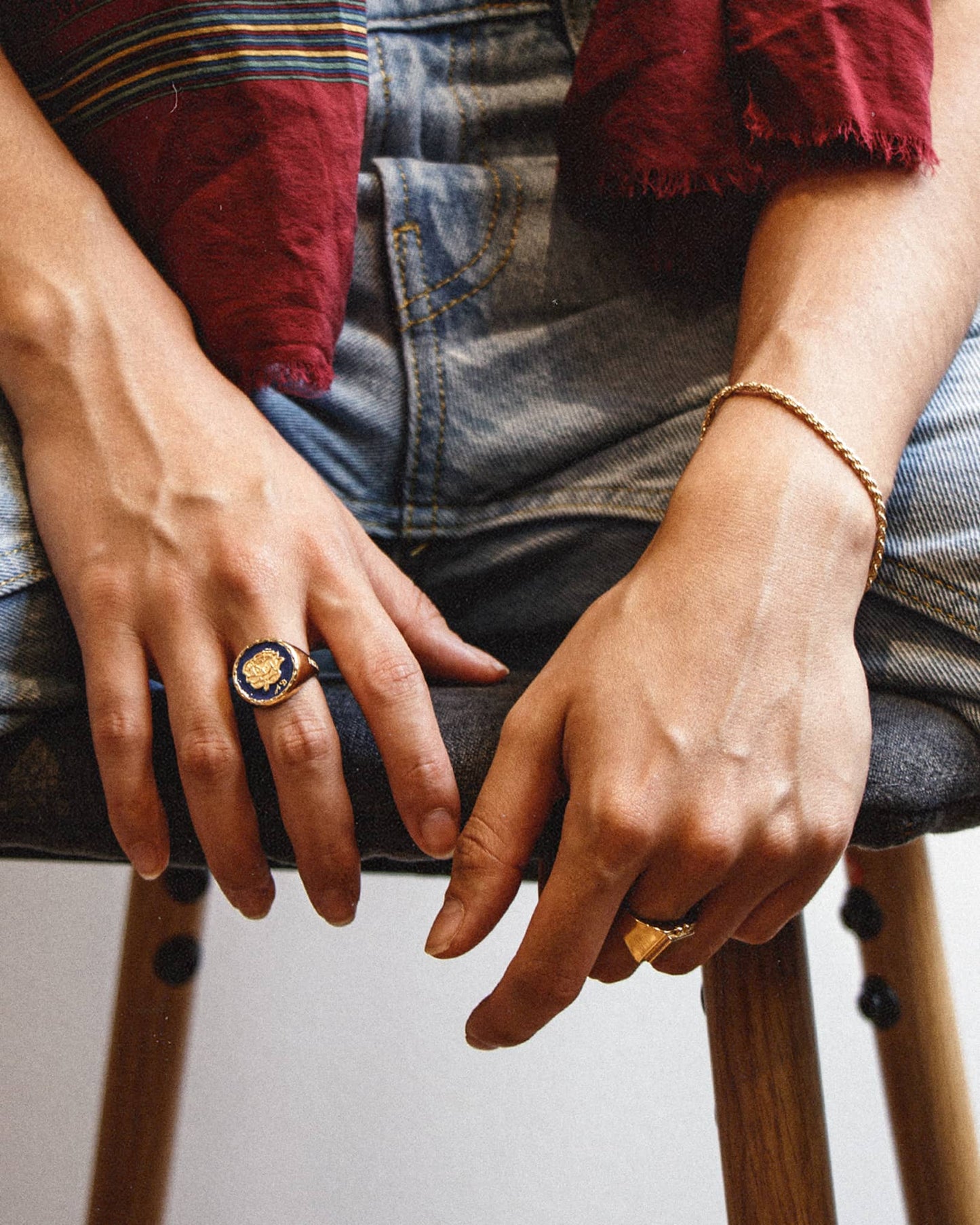 Atelier Domingo's Do's ring is our tribute to the family signet ring. This ring has been designed in France and is made for both men and women. This jewelry is made of a high-quality 24 karat gold plating.