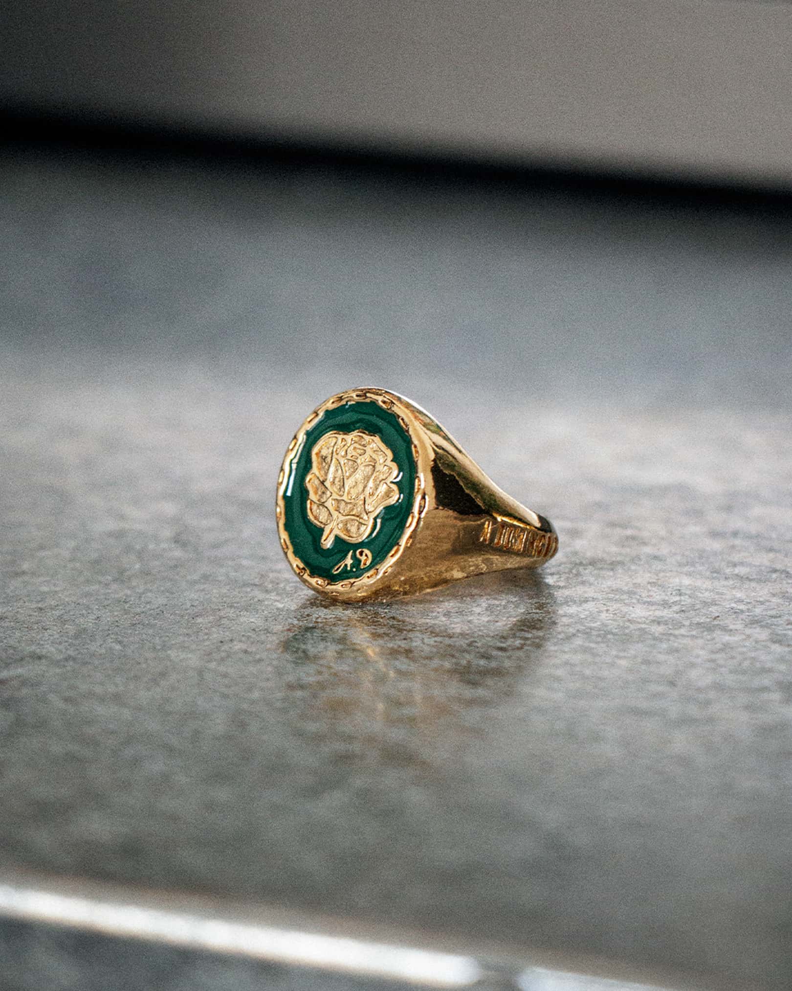 Atelier Domingo's Do's ring is our tribute to the family signet ring. This ring has been designed in France and is made for both men and women. This jewelry is made of a high-quality 24 karat gold plating.