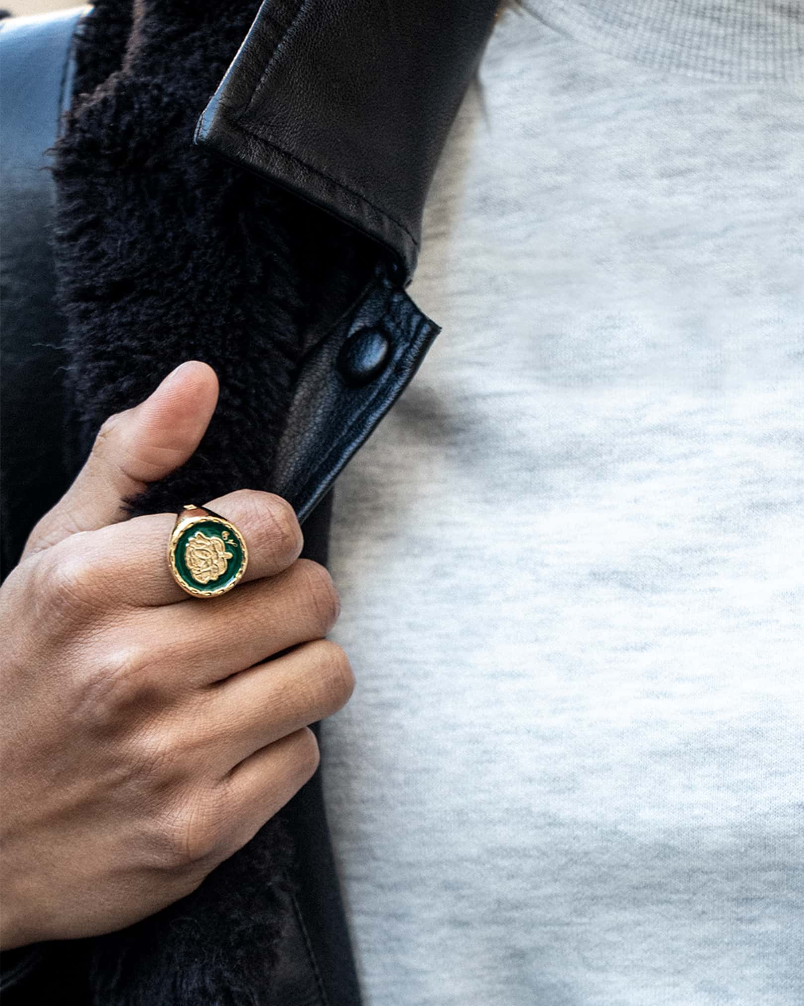 Atelier Domingo's Do's ring is our tribute to the family signet ring. This ring has been designed in France and is made for both men and women. This jewelry is made of a high-quality 24 karat gold plating.