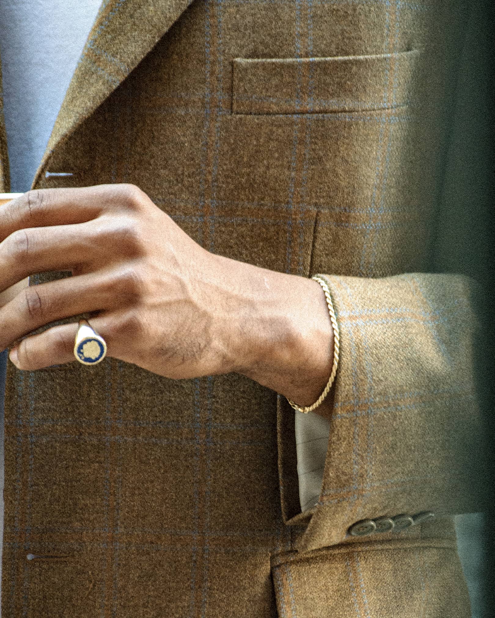 Atelier Domingo's Do's ring is our tribute to the family signet ring. This ring has been designed in France and is made for both men and women. This jewelry is made of a high-quality 24 karat gold plating.