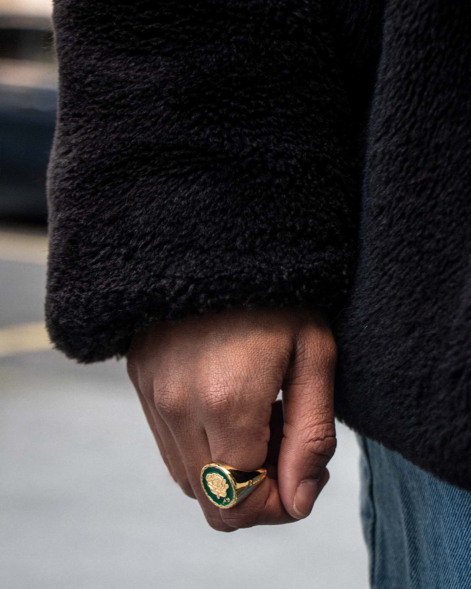 Atelier Domingo's Do's ring is our tribute to the family signet ring. This ring has been designed in France and is made for both men and women. This jewelry is made of a high-quality 24 karat gold plating.