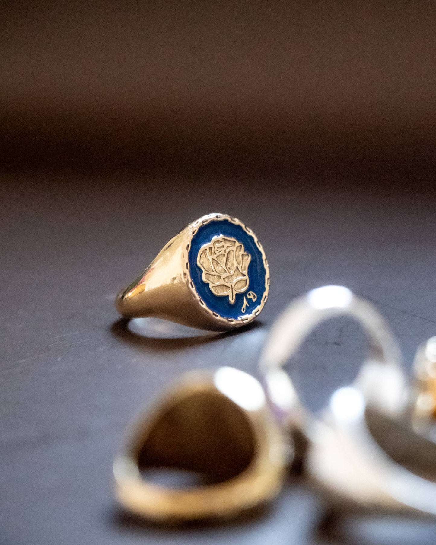 Atelier Domingo's Do's ring is our tribute to the family signet ring. This ring has been designed in France and is made for both men and women. This jewelry is made of a high-quality 24 karat gold plating.