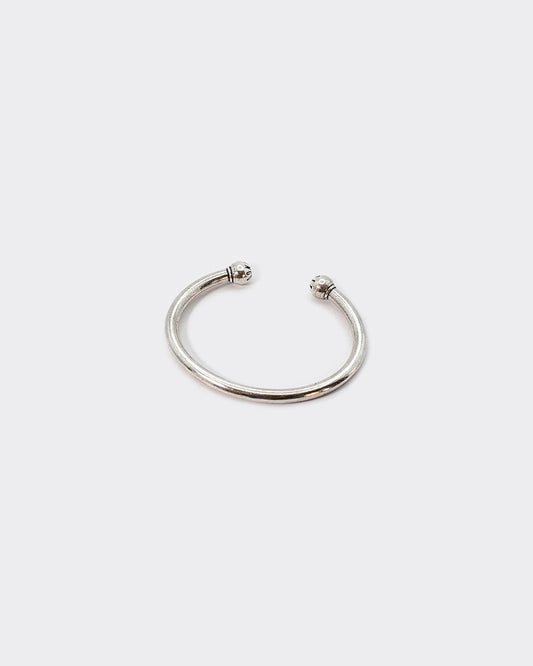 Atelier Domingo's bangle is made of a high-quality 925 Sterling silver plating (10 microns). It is adjustable to any wrist. It is made in Spain and for both men and women.