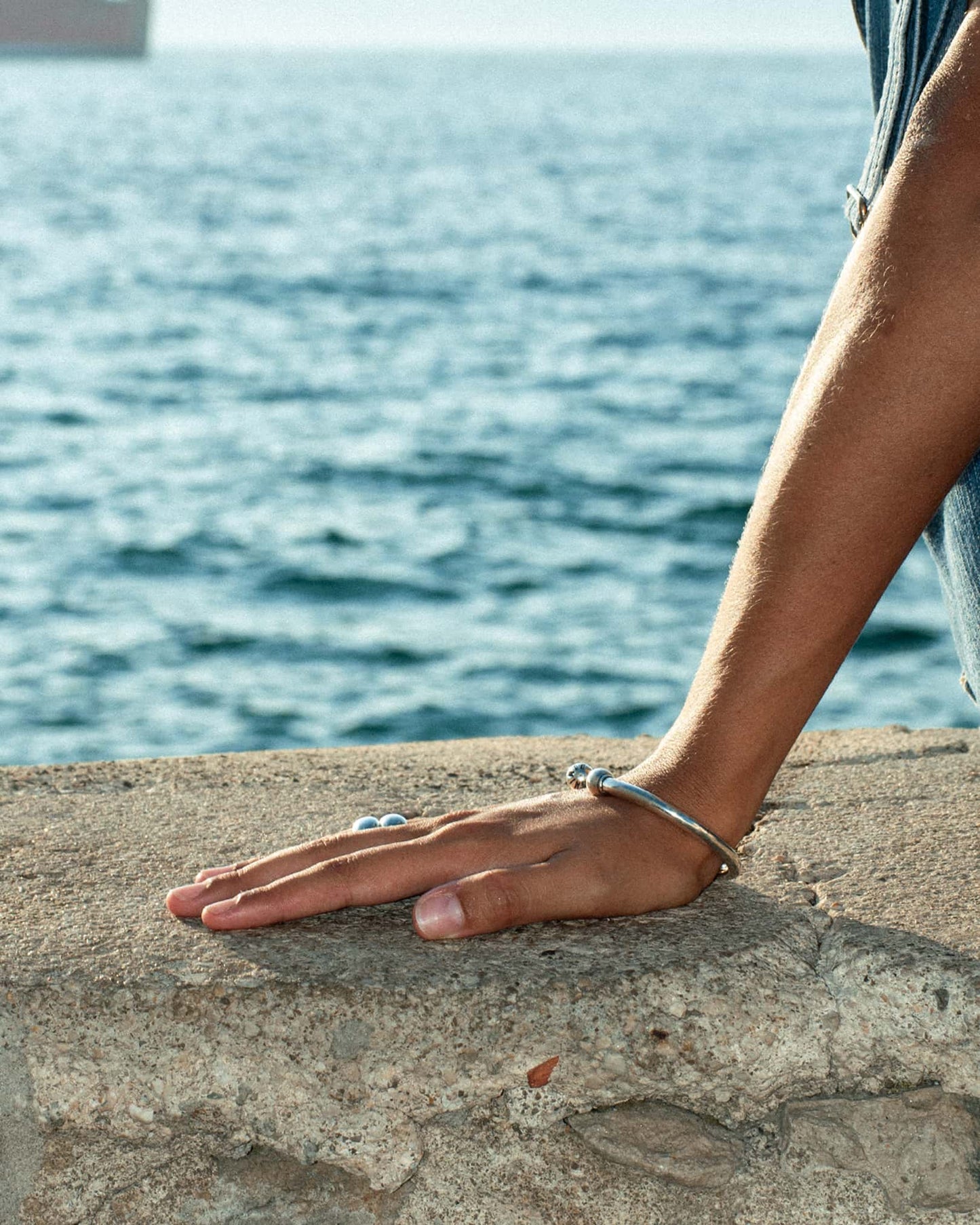 Atelier Domingo's bangle is made of a high-quality 925 Sterling silver plating (10 microns). It is adjustable to any wrist. It is made in Spain and for both men and women.