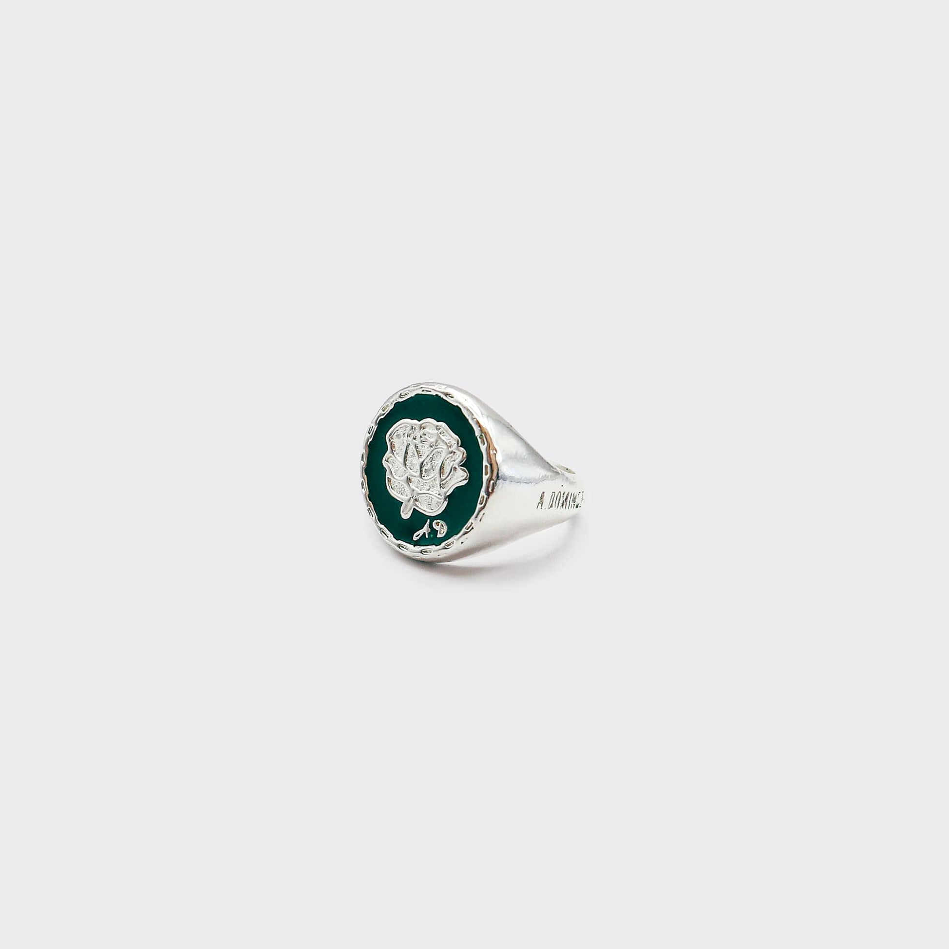 Atelier Domingo's Do's ring is our tribute to the family signet ring. This ring has been designed in France and is made for both men and women. This jewelry is made of a high-quality 925 Sterling silver plating.