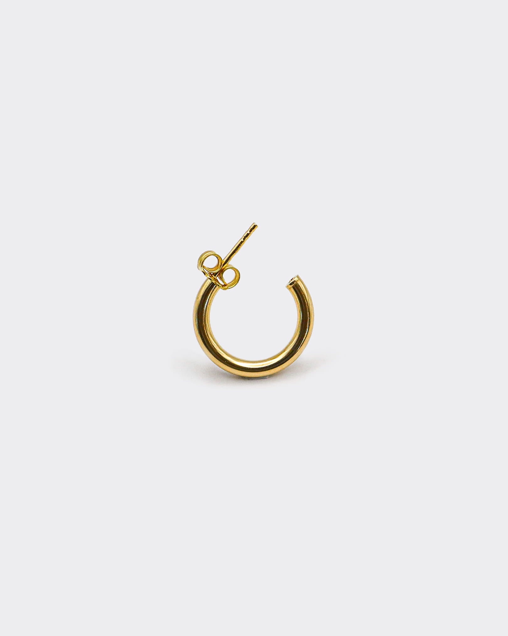 The Hoop 23 is a unisex, timeless and elegant earring designed by Atelier Domingo's. It is crafted in Italy and made of solid 925 Sterling silver with a high-quality 18 karat gold plating. It is a tribute to the famous number 23 of the Chicago Bulls. It is made to be worn every day, by men and women.