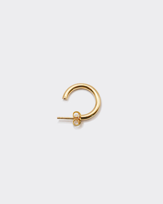 The Hoop 23 is a unisex, timeless and elegant earring designed by Atelier Domingo's. It is crafted in Italy and made of solid 925 Sterling silver with a high-quality 18 karat gold plating. It is a tribute to the famous number 23 of the Chicago Bulls. It is made to be worn every day, by men and women.