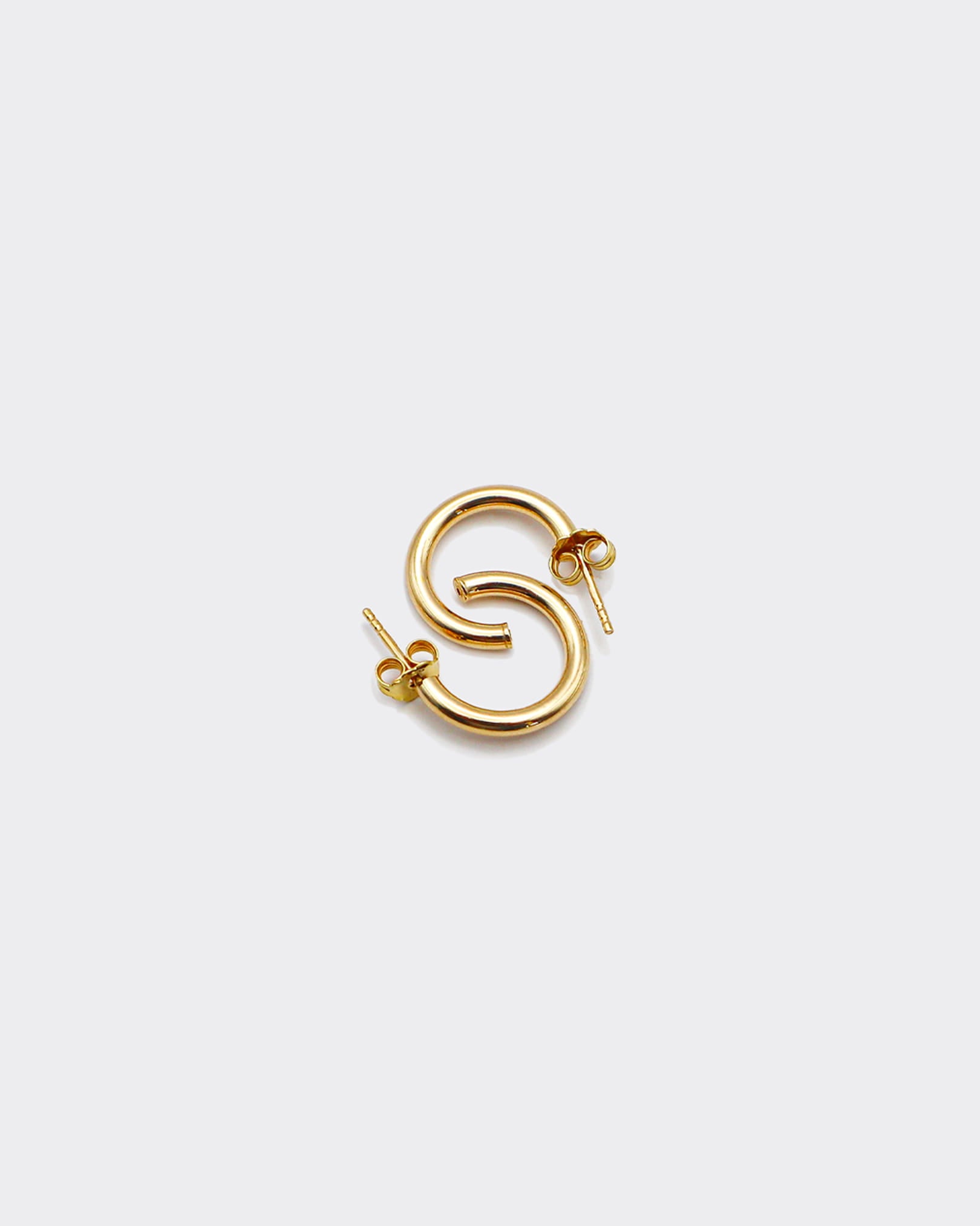 The Hoop 23 is a unisex, timeless and elegant earring designed by Atelier Domingo's. It is crafted in Italy and made of solid 925 Sterling silver with a high-quality 18 karat gold plating. It is a tribute to the famous number 23 of the Chicago Bulls. It is made to be worn every day, by men and women.