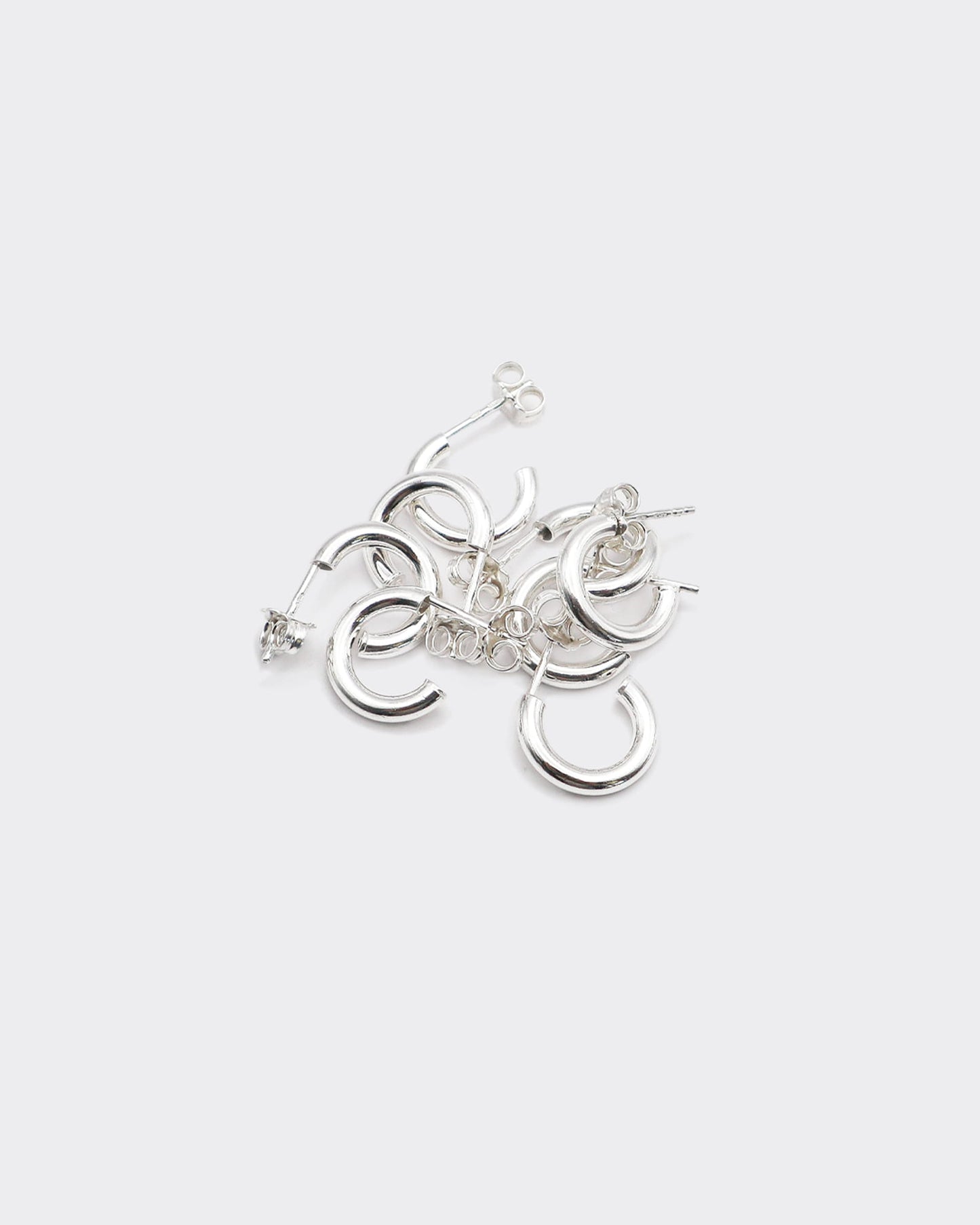 The Hoop 23 is a unisex, timeless and elegant earring designed by Atelier Domingo's. It is crafted in Italy and made of solid 925 Sterling silver. It is a tribute to the famous number 23 of the Chicago Bulls. It is made to be worn every day, by men and women.