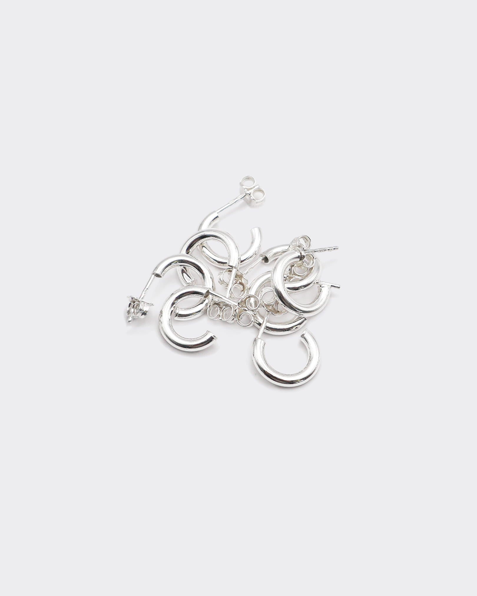 The Hoop 23 is a unisex, timeless and elegant earring designed by Atelier Domingo's. It is crafted in Italy and made of solid 925 Sterling silver. It is a tribute to the famous number 23 of the Chicago Bulls. It is made to be worn every day, by men and women.