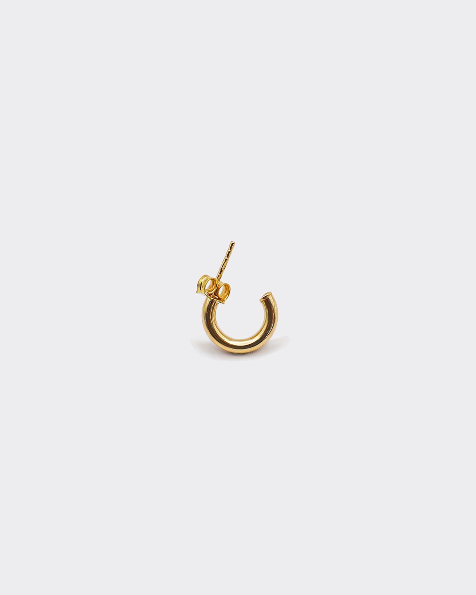 The Hoop 23 is a unisex, timeless and elegant earring designed by Atelier Domingo's. It is crafted in Italy and made of solid 925 Sterling silver with a high-quality 18 karat gold plating. It is a tribute to the famous number 23 of the Chicago Bulls. It is made to be worn every day, by men and women.