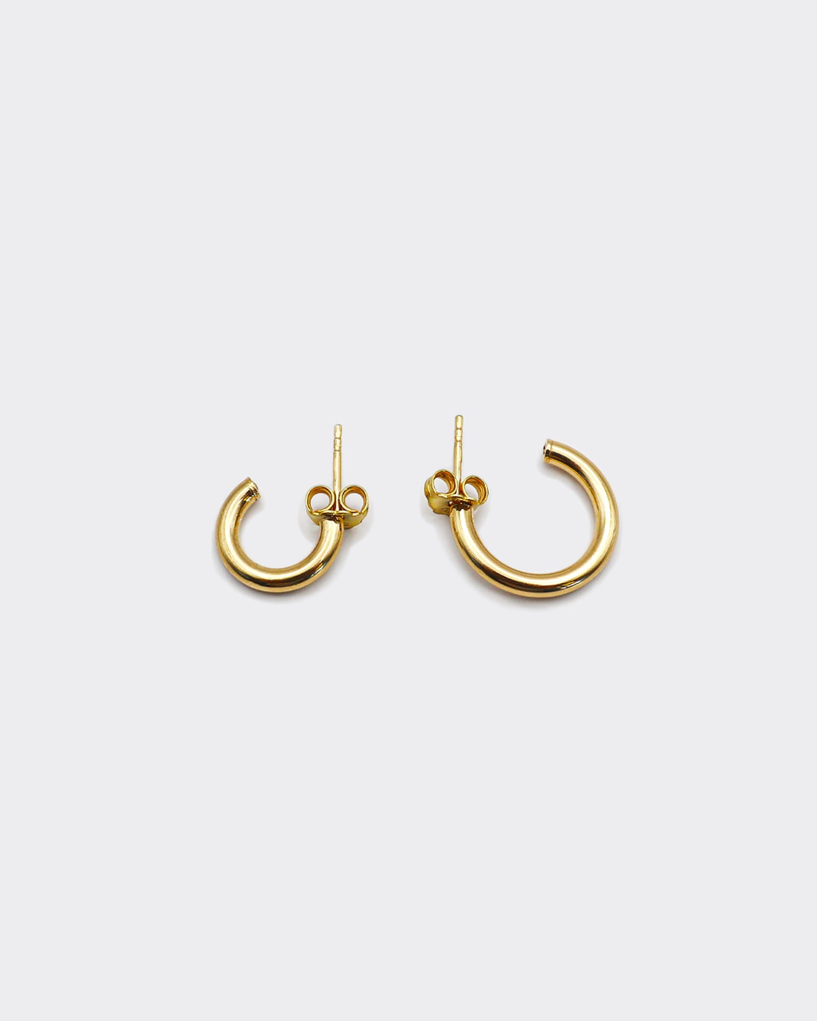 The Hoop 23 is a unisex, timeless and elegant earring designed by Atelier Domingo's. It is crafted in Italy and made of solid 925 Sterling silver with a high-quality 18 karat gold plating. It is a tribute to the famous number 23 of the Chicago Bulls. It is made to be worn every day, by men and women.