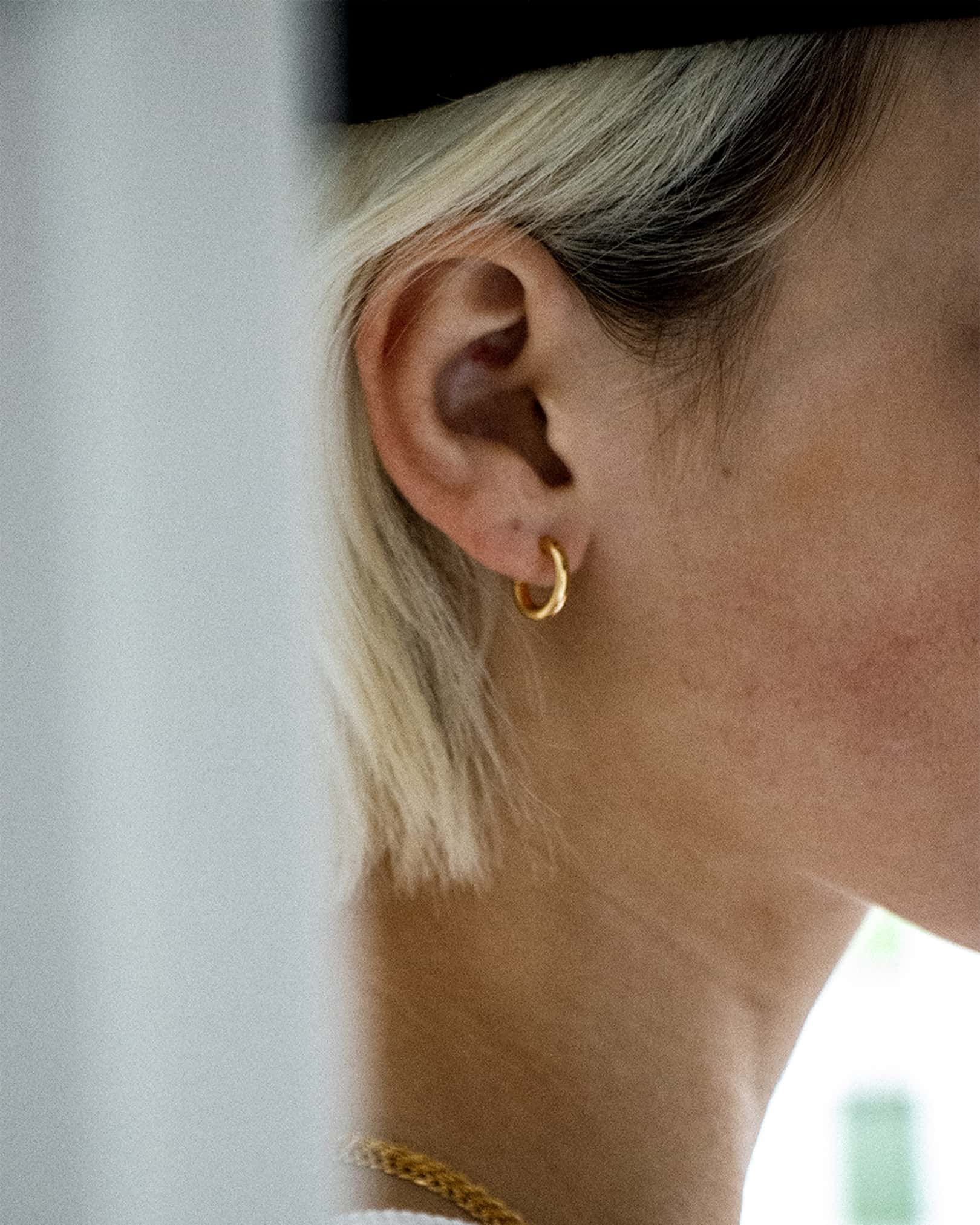 The Hoop 23 is a unisex, timeless and elegant earring designed by Atelier Domingo's. It is crafted in Italy and made of solid 925 Sterling silver with a high-quality 18 karat gold plating. It is a tribute to the famous number 23 of the Chicago Bulls. It is made to be worn every day, by men and women.