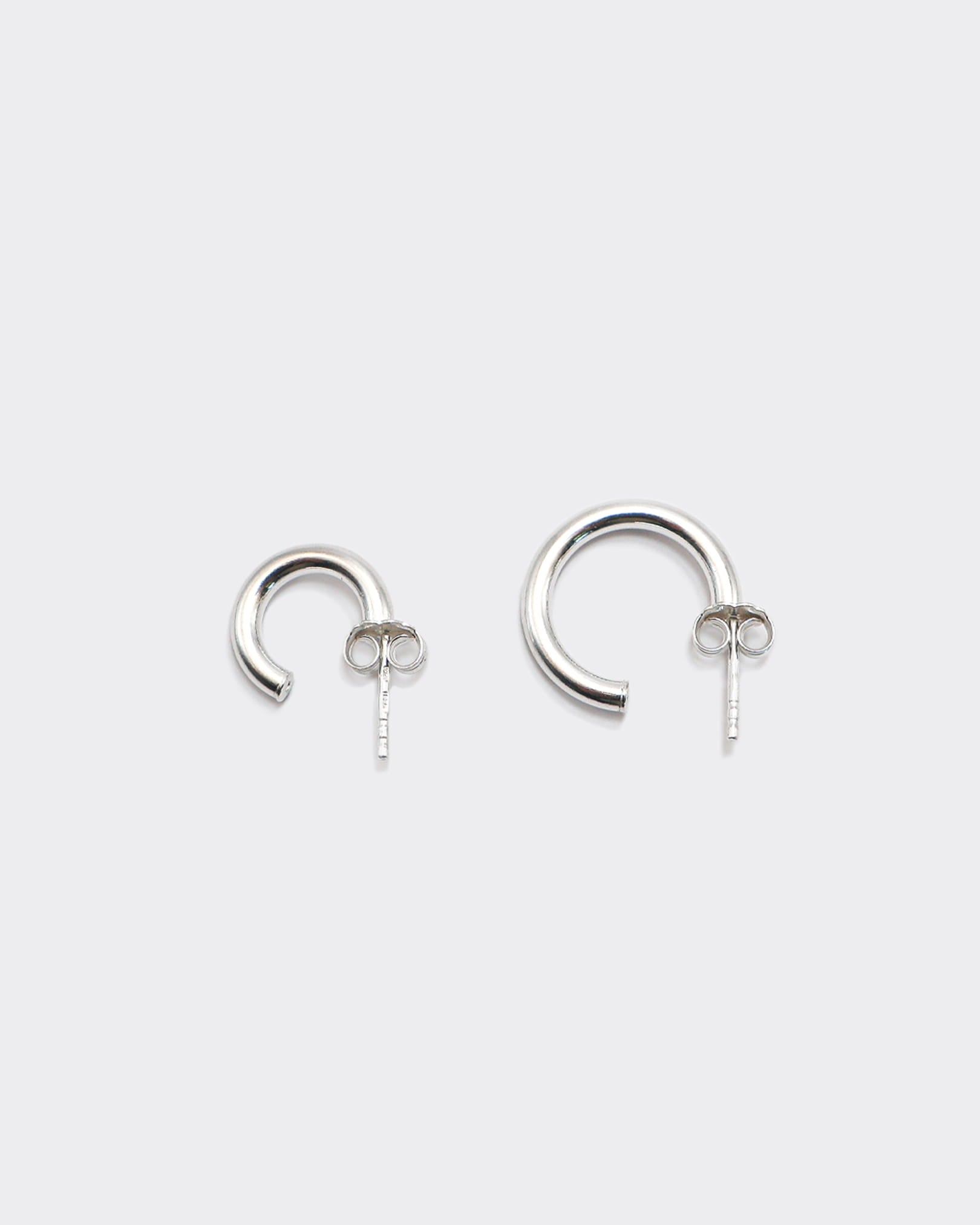 The Hoop 23 is a unisex, timeless and elegant earring designed by Atelier Domingo's. It is crafted in Italy and made of solid 925 Sterling silver. It is a tribute to the famous number 23 of the Chicago Bulls. It is made to be worn every day, by men and women.