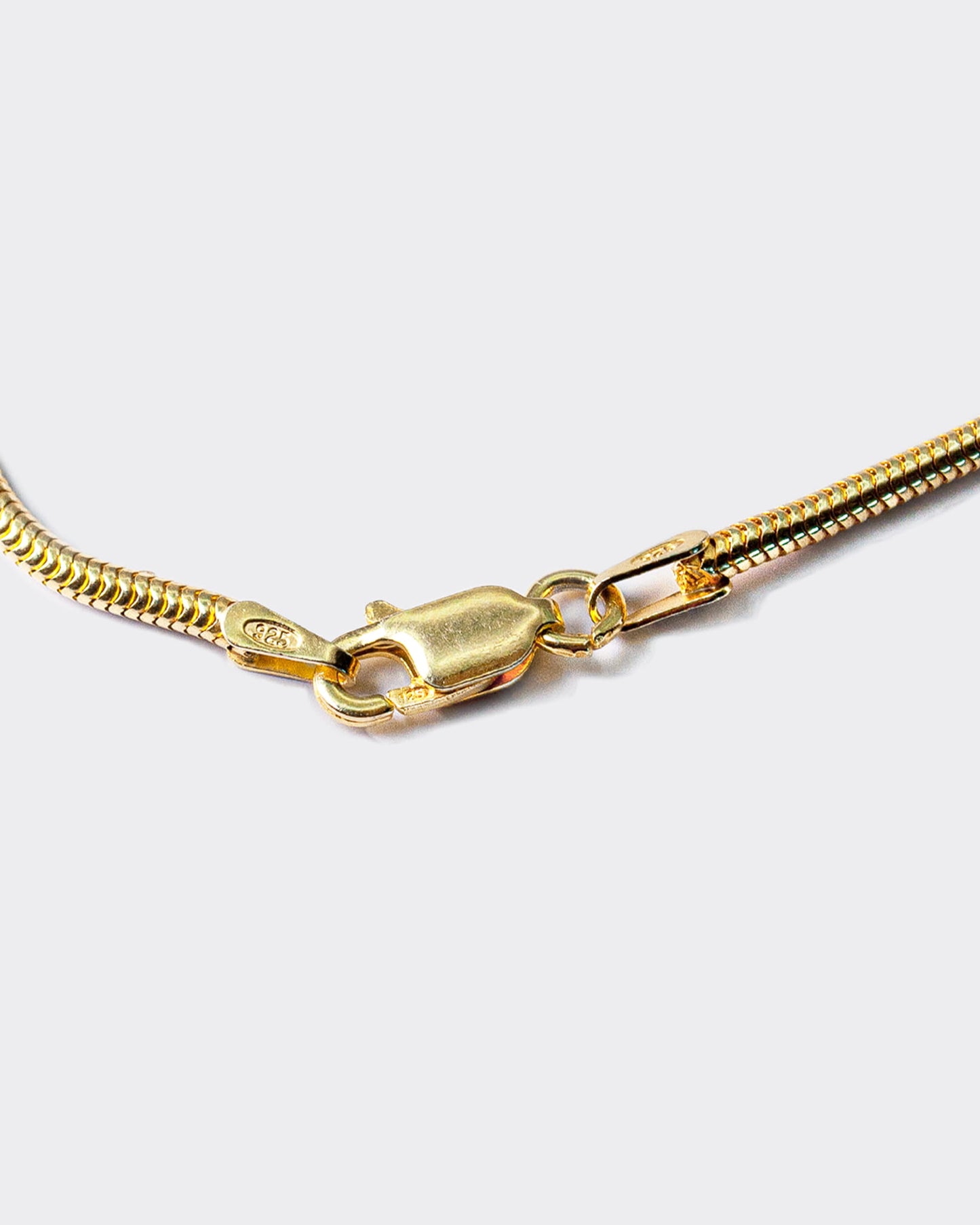 Atelier Domingo's Mamba gold bracelet is made of solid 925 Sterling silver with a high-quality 18 karat gold plating. This unisex bracelet is the classic snake chain. This jewelry is made in Italy and designed to be a bracelet for both men and women.