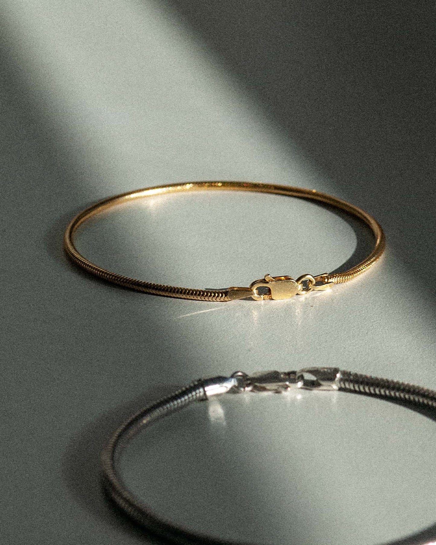 Atelier Domingo's Mamba gold bracelet is made of solid 925 Sterling silver with a high-quality 18 karat gold plating. This unisex bracelet is the classic snake chain. This jewelry is made in Italy and designed to be a bracelet for both men and women.