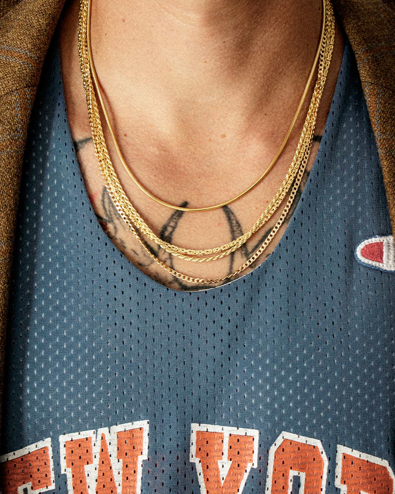 The Mamba necklace is made of 925 sterling silver, covered with 18K gold. The chain is handcrafted in Italy and made for both men and women.