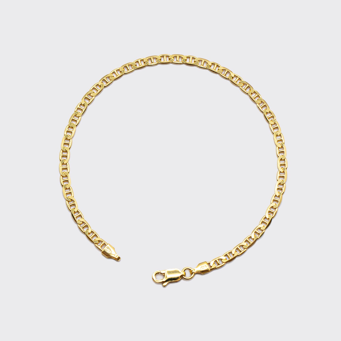 The Marina bracelet is a unisex jewelry made of 925 sterling silver with a thick 18 karat gold plating. It is handcrafted in Italy and inspired by the nautical knots and maritime elegance of the Mediterranean coast.