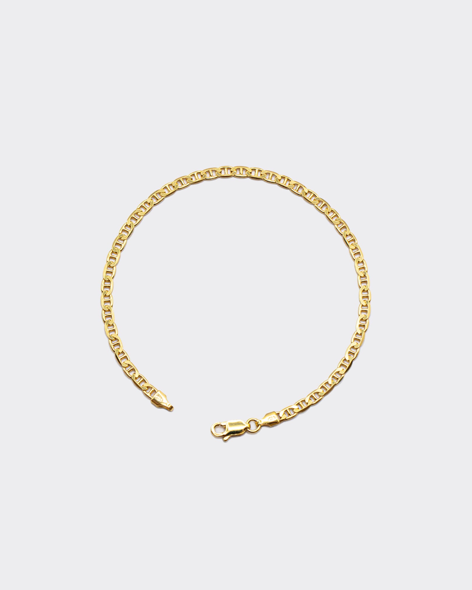 The Marina bracelet is a unisex jewelry made of 925 sterling silver with a thick 18 karat gold plating. It is handcrafted in Italy and inspired by the nautical knots and maritime elegance of the Mediterranean coast.