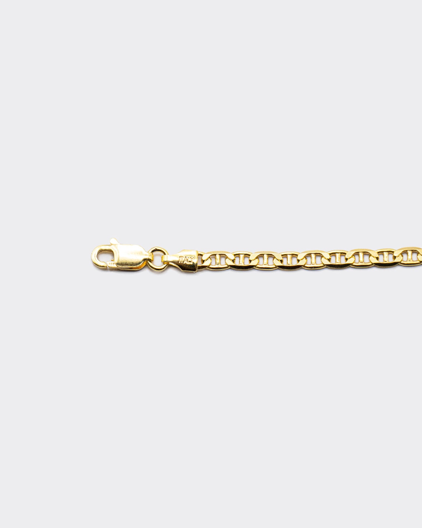 The Marina bracelet is a unisex jewelry made of 925 sterling silver with a thick 18 karat gold plating. It is handcrafted in Italy and inspired by the nautical knots and maritime elegance of the Mediterranean coast.