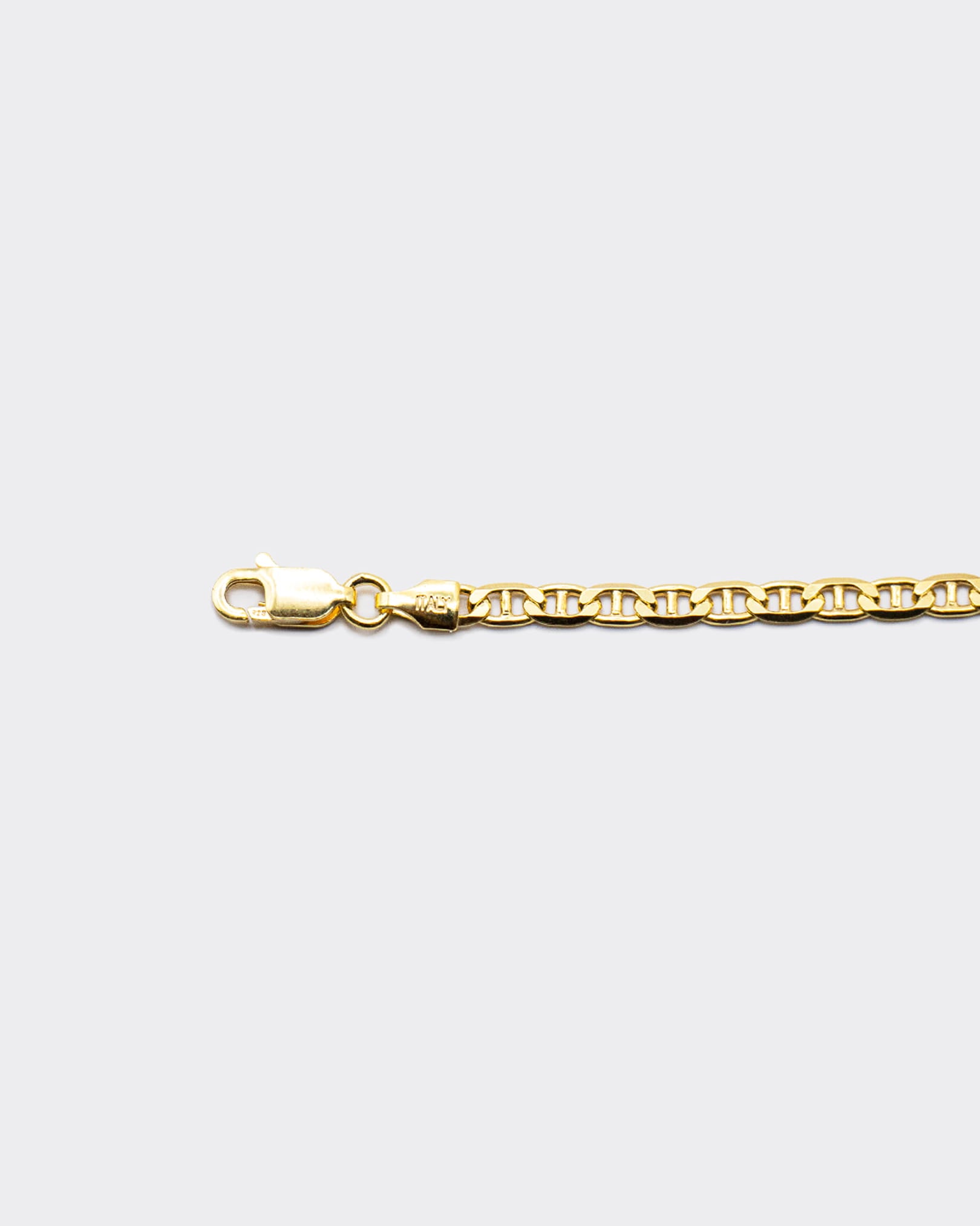 The Marina bracelet is a unisex jewelry made of 925 sterling silver with a thick 18 karat gold plating. It is handcrafted in Italy and inspired by the nautical knots and maritime elegance of the Mediterranean coast.