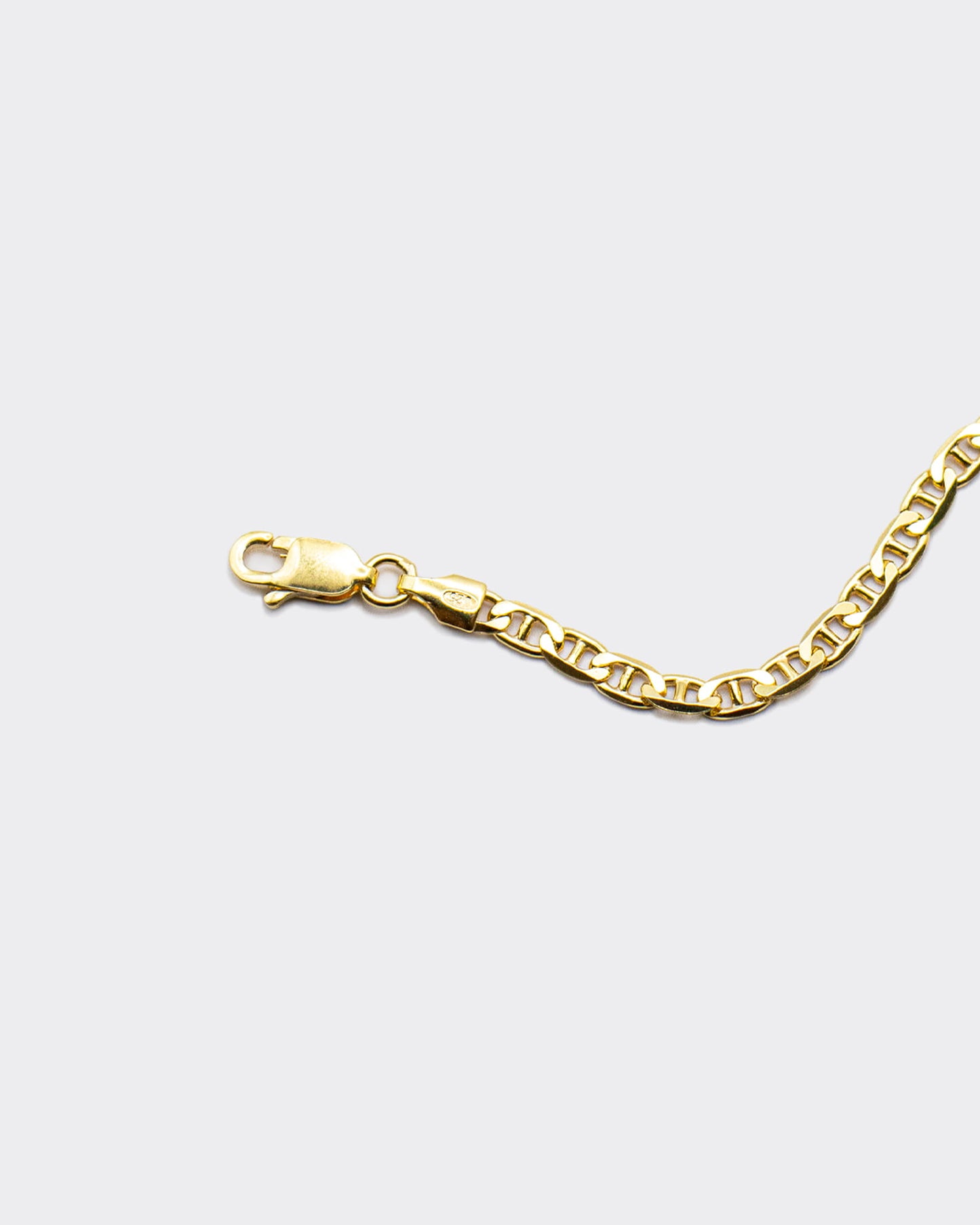 The Marina bracelet is a unisex jewelry made of 925 sterling silver with a thick 18 karat gold plating. It is handcrafted in Italy and inspired by the nautical knots and maritime elegance of the Mediterranean coast.