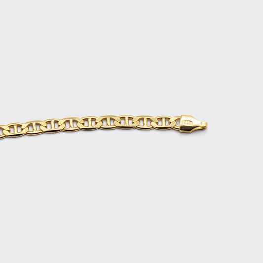 The Marina chain is a unisex necklace made of 925 sterling silver with a thick 18 karat gold plating and crafted in Italy. It is inspired by the nautical knots and maritime elegance of the Mediterranean coast.