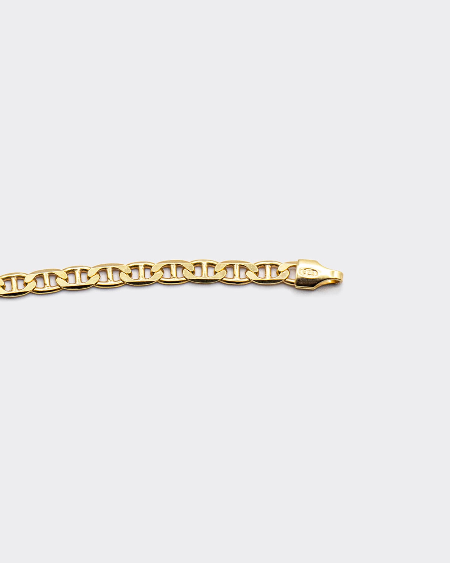 The Marina chain is a unisex necklace made of 925 sterling silver with a thick 18 karat gold plating and crafted in Italy. It is inspired by the nautical knots and maritime elegance of the Mediterranean coast.