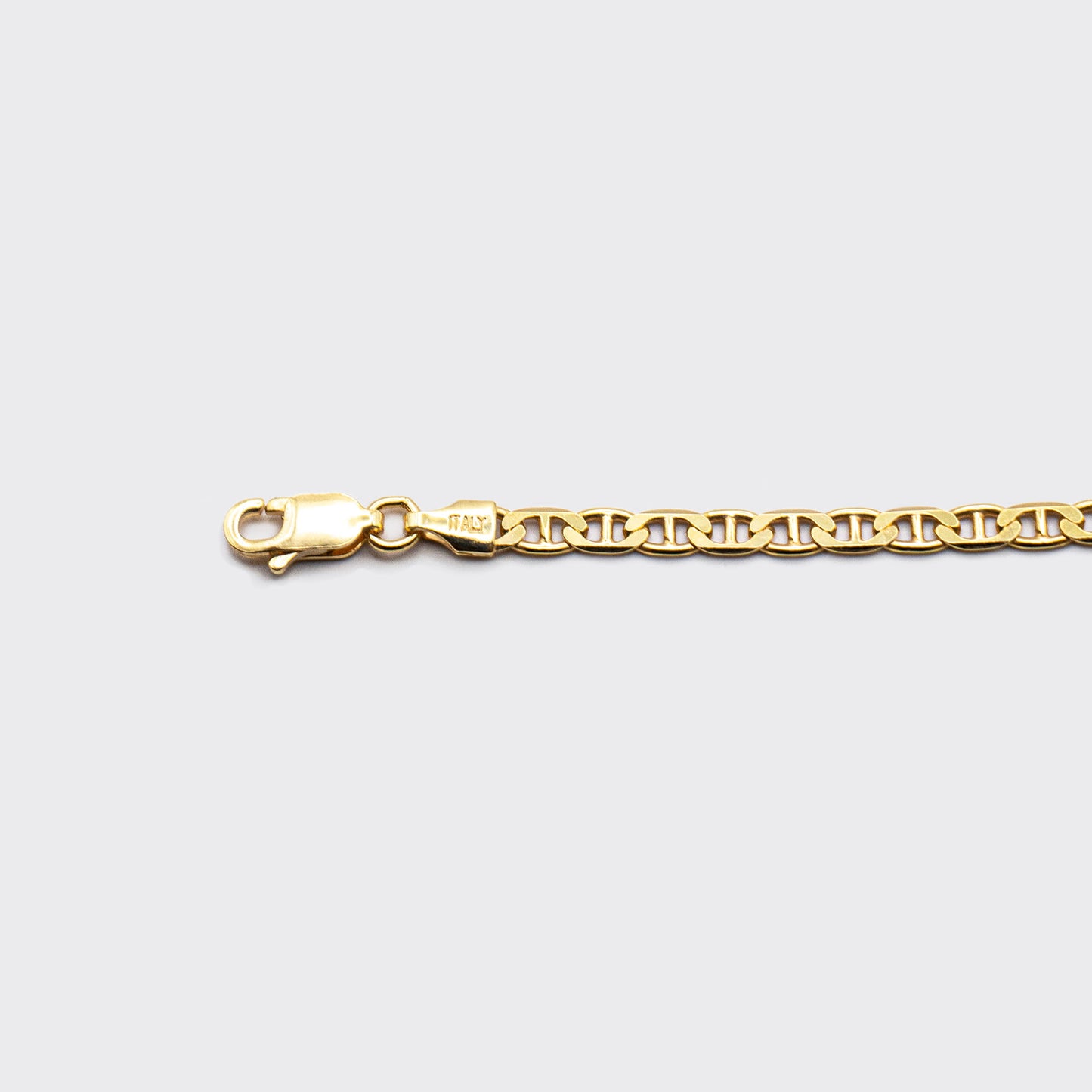 The Marina chain is a unisex necklace made of 925 sterling silver with a thick 18 karat gold plating and crafted in Italy. It is inspired by the nautical knots and maritime elegance of the Mediterranean coast.