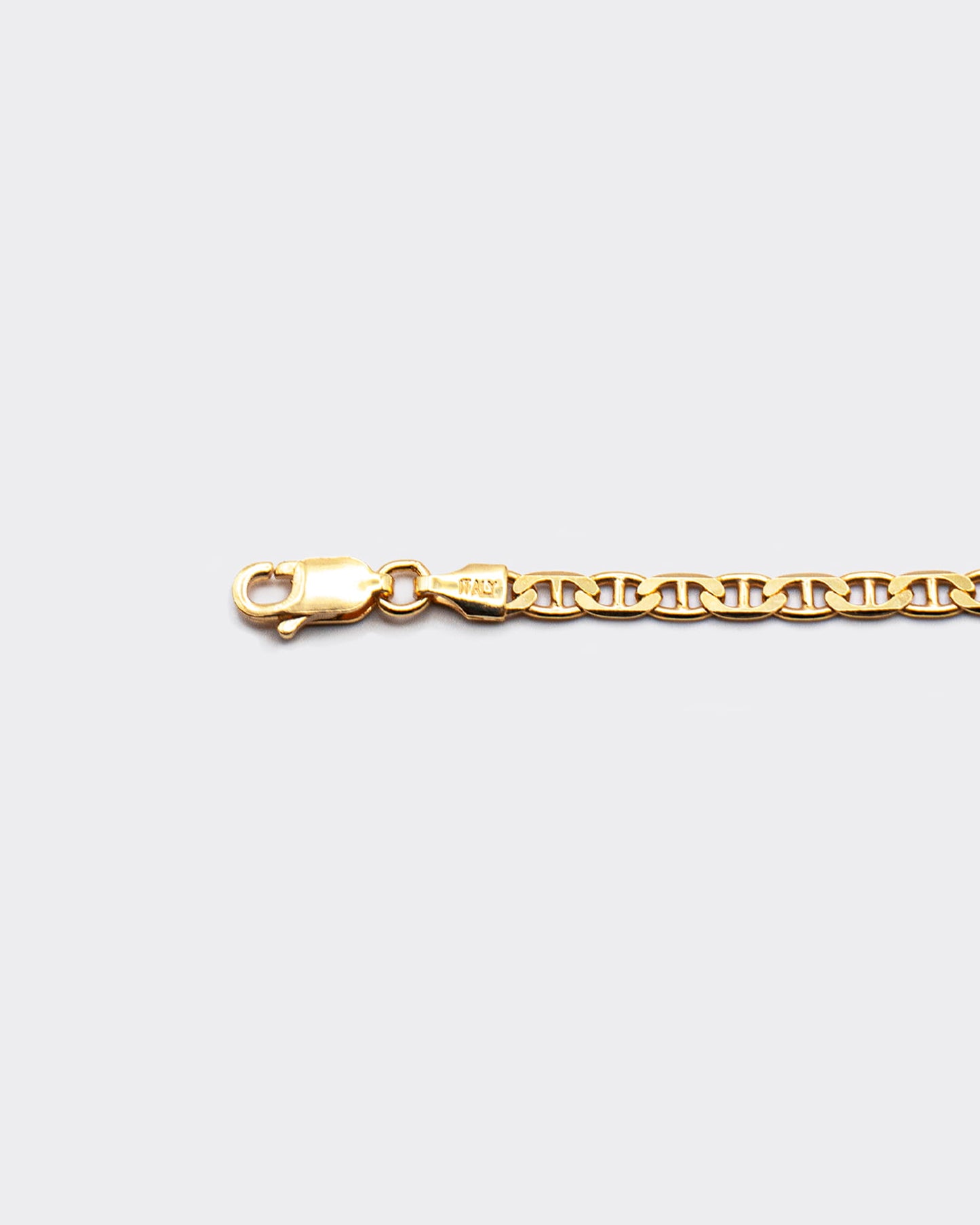 The Marina chain is a unisex necklace made of 925 sterling silver with a thick 18 karat gold plating and crafted in Italy. It is inspired by the nautical knots and maritime elegance of the Mediterranean coast.