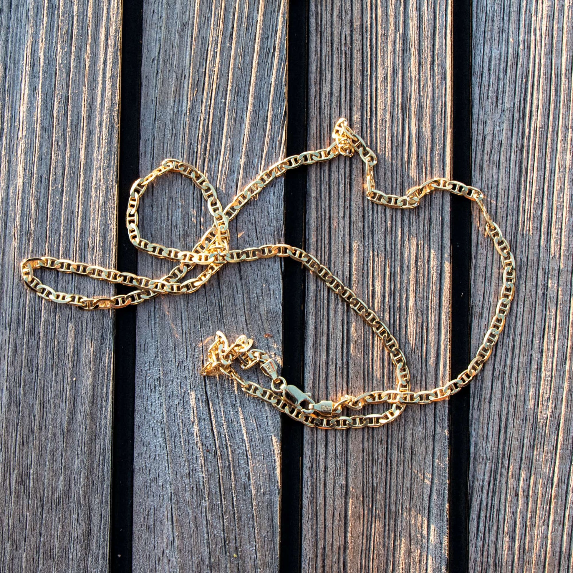 The Marina chain is a unisex necklace made of 925 sterling silver with a thick 18 karat gold plating and crafted in Italy. It is inspired by the nautical knots and maritime elegance of the Mediterranean coast.