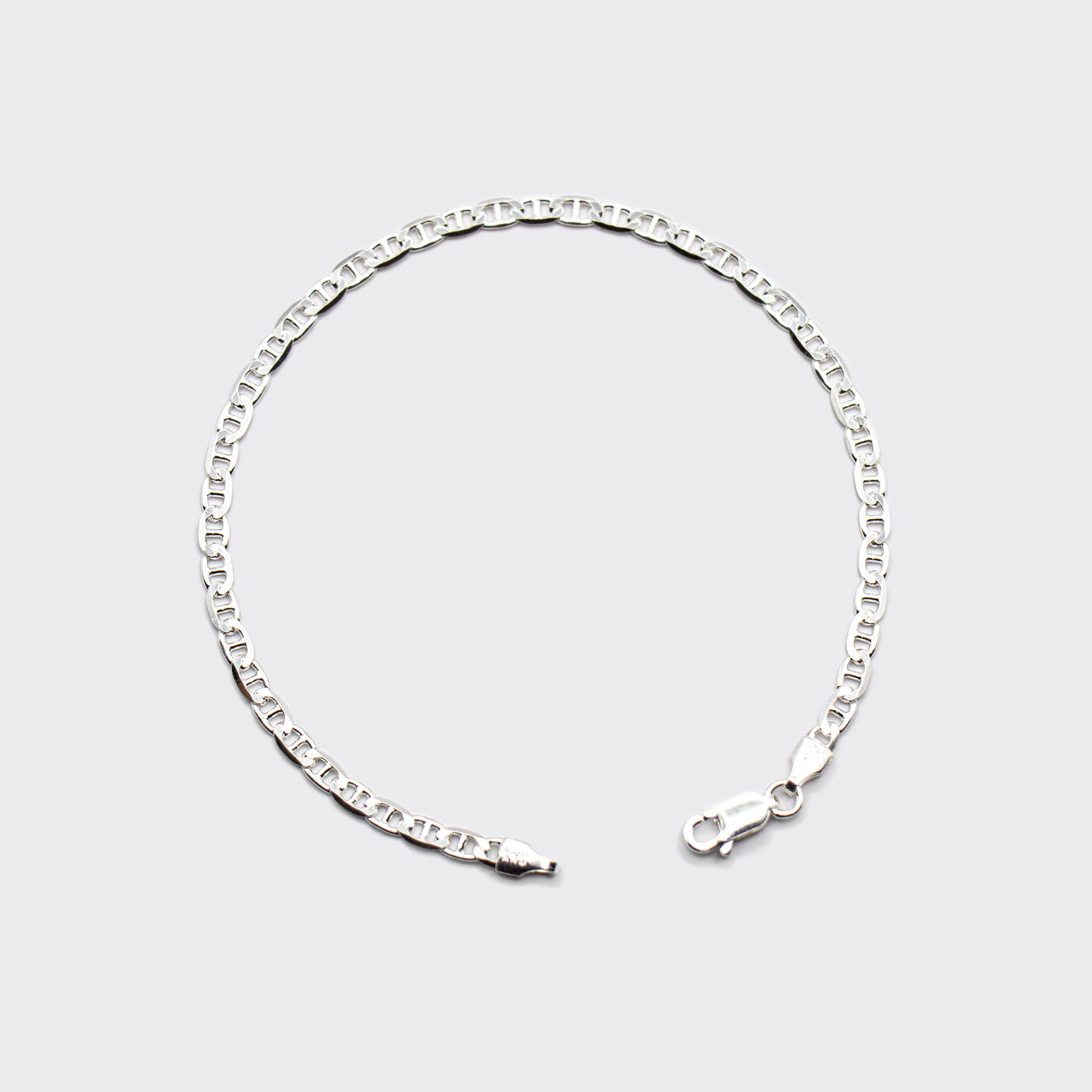 The Marina bracelet is a unisex jewelry made of 925 sterling silver and crafted in Italy. It is inspired by the nautical knots and maritime elegance of the Mediterranean coast.