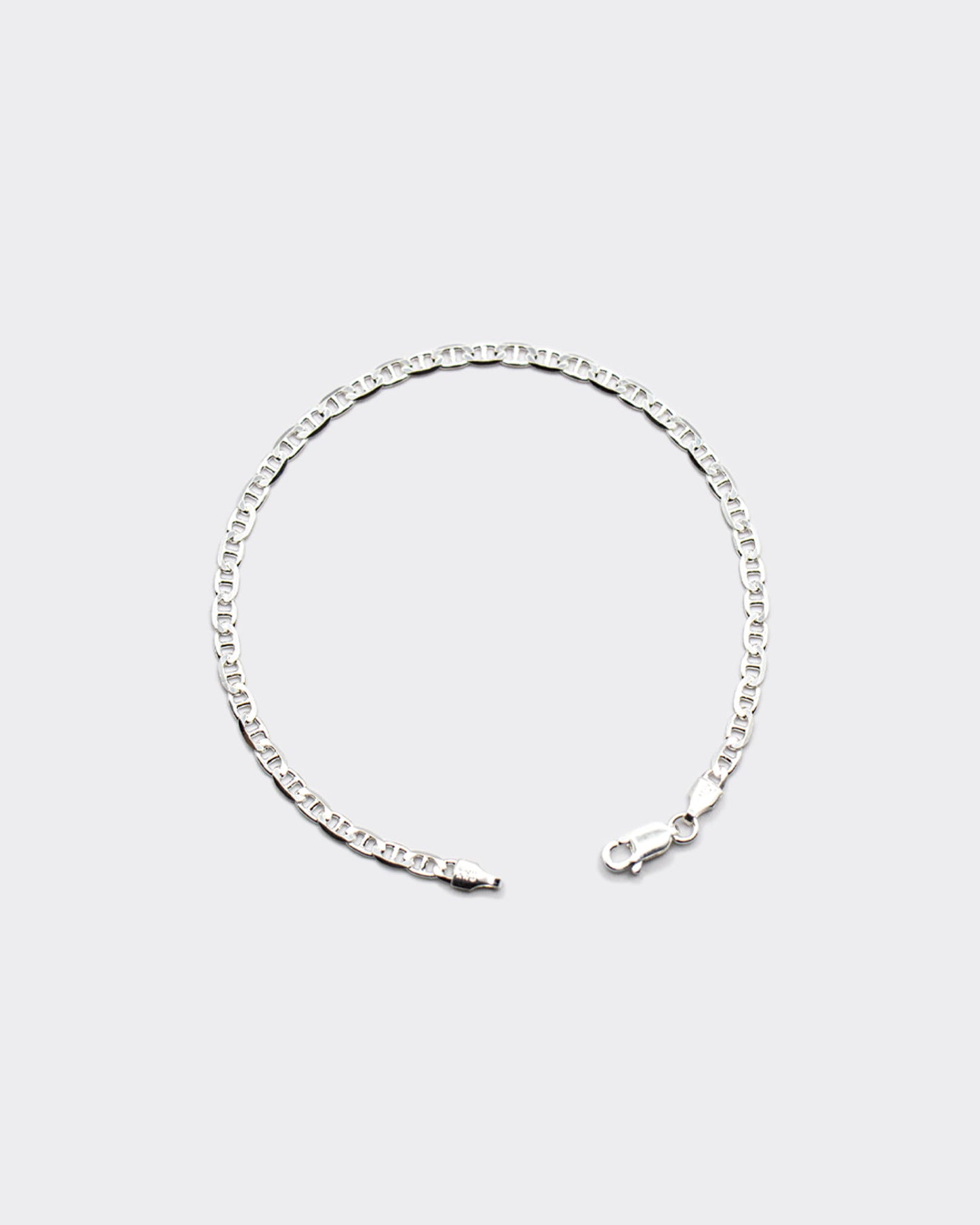 The Marina bracelet is a unisex jewelry made of 925 sterling silver and crafted in Italy. It is inspired by the nautical knots and maritime elegance of the Mediterranean coast.