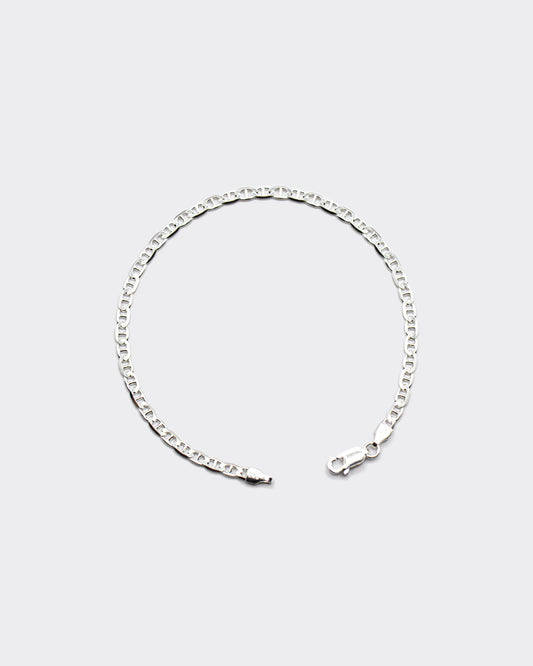 The Marina bracelet is a unisex jewelry made of 925 sterling silver and crafted in Italy. It is inspired by the nautical knots and maritime elegance of the Mediterranean coast.