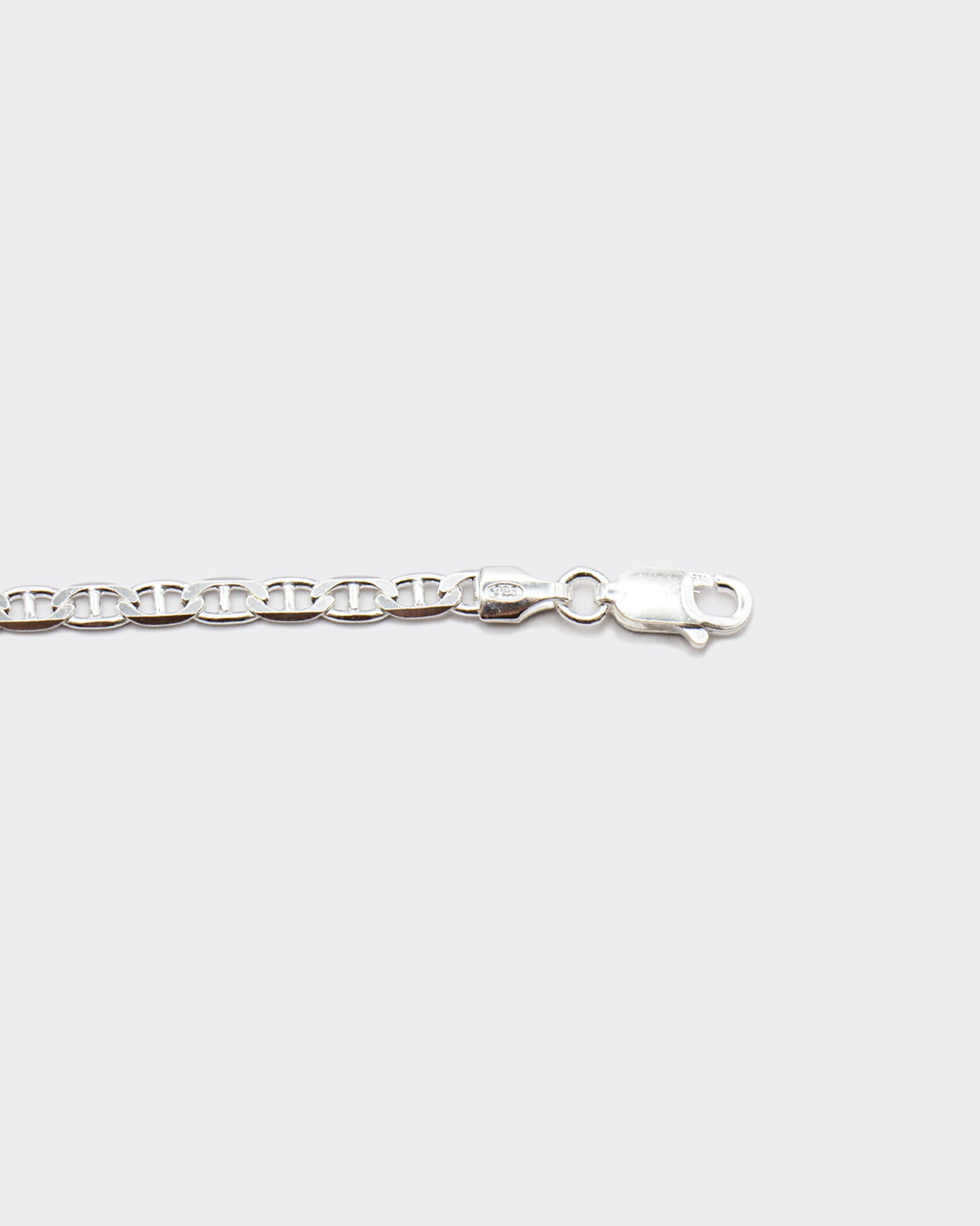 The Marina bracelet is a unisex jewelry made of 925 sterling silver and crafted in Italy. It is inspired by the nautical knots and maritime elegance of the Mediterranean coast.