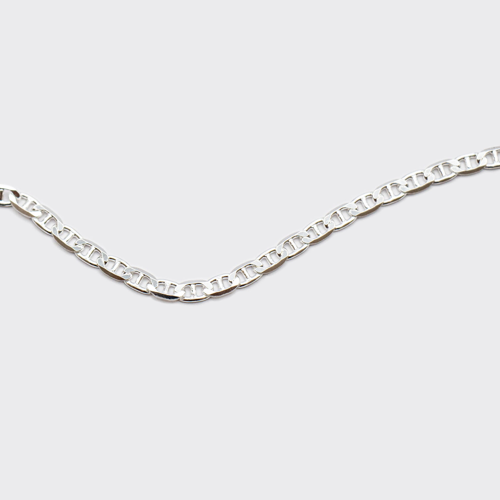 The Marina bracelet is a unisex jewelry made of 925 sterling silver and crafted in Italy. It is inspired by the nautical knots and maritime elegance of the Mediterranean coast.