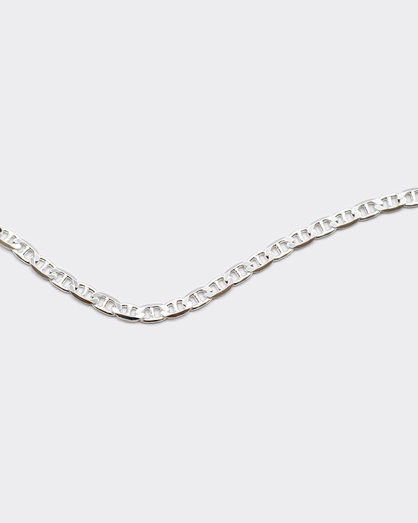 The Marina bracelet is a unisex jewelry made of 925 sterling silver and crafted in Italy. It is inspired by the nautical knots and maritime elegance of the Mediterranean coast.